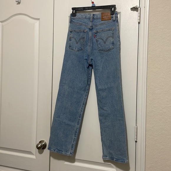 Levi’s Ribcage Straight Buttonfly Leg Jeans. Like new. Size 26. - Picture 2 of 4